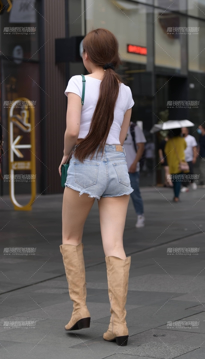 街拍温香艳玉的前卫热裤宽臀御姐[YE-4JJE]