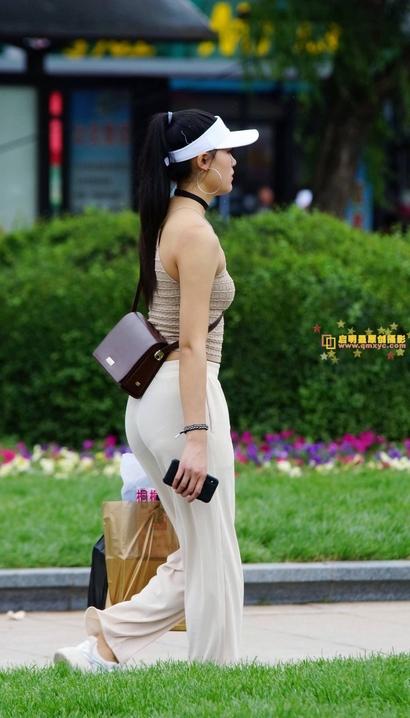抓拍亭亭玉立的性感雅致衣着紧臀女神[OE-8UZP]