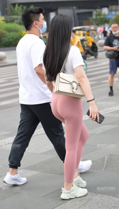 一位婉风流转的气质紧身裤紧臀女生[OF-49O6]