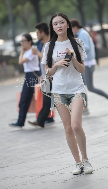 偶遇面若桃花的时髦热裤丰臀御姐[LS-WF8M]