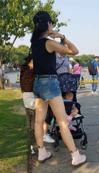 一位回头率爆表的小清新热裤美腿女神[EK-PDE1]