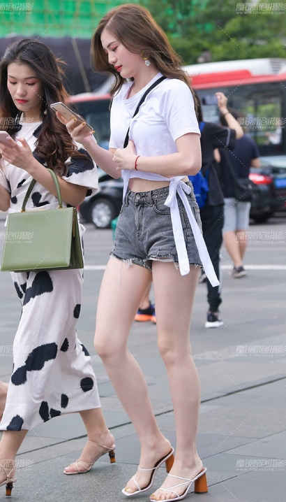 一位语笑嫣然的气质热裤美臀女孩[IJ-B08W]