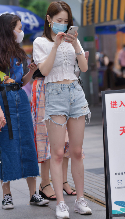 街拍冠压群芳的潮流热裤丰臀辣妹[BG-V4VP]
