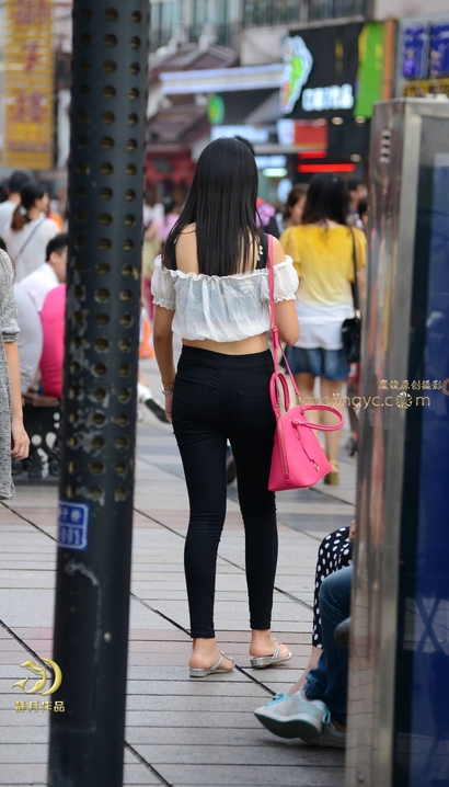 抓拍仪态万端的时髦紧身裤丰臀美眉[AV-GQES]