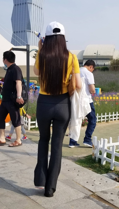 一位一代佳人的极品紧身裤丰臀靓女[FH-M68T]