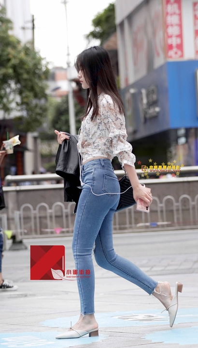 街拍香肌玉肤的潮流牛仔裤翘臀女神[XY-8L27]