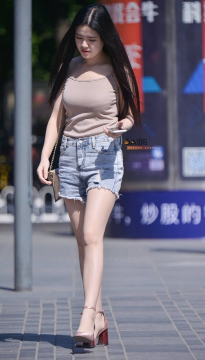 偶遇婀娜多姿的潮流热裤翘臀小姐姐[MW-H485]
