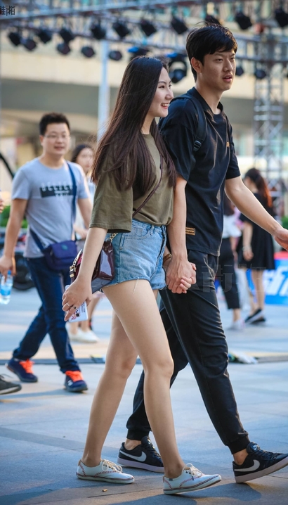 偶遇举步轻摇的小清新热裤丰臀靓女[NQ-7494]