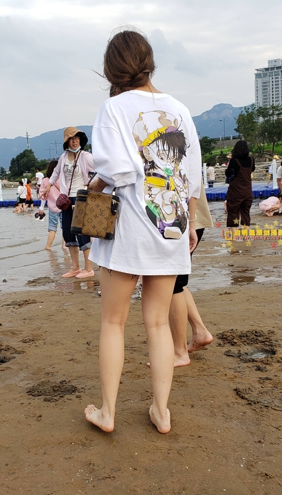 一个仪态万千的风尚热裤翘臀辣妹[LK-2810]