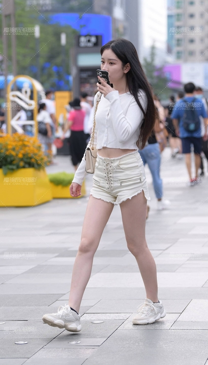 抓拍身段迷人的新潮热裤大长腿女神[HZ-O0RQ]
