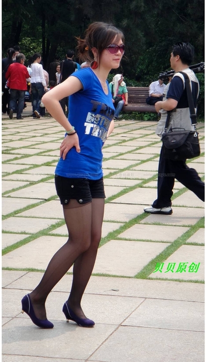 一位娉婷婀娜的极品热裤丰臀辣妹[LO-7H2L]
