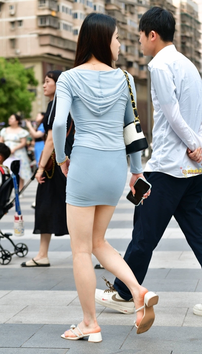 一位仪态万端的时尚裙子翘臀女孩[HQ-G6PZ]