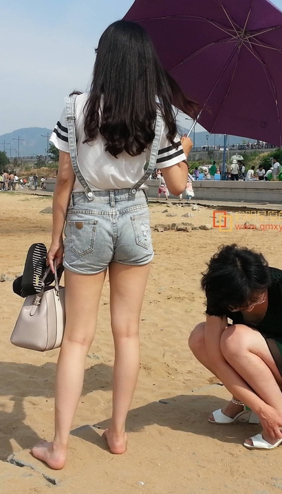抓拍眉目如画的时髦热裤美腿辣妹[BP-1IB6]