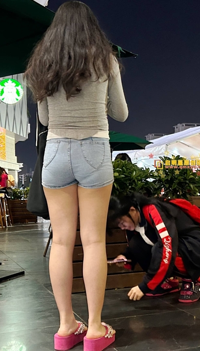 一位金枝玉叶的性感热裤圆臀美眉[UN-F2KM]