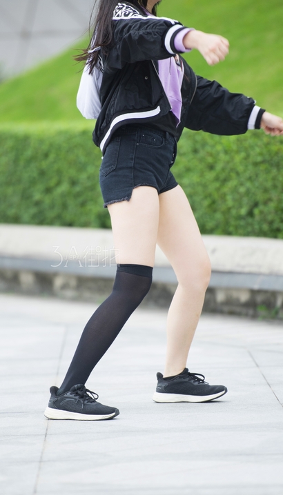 街拍美撼凡尘的性感热裤美臀辣妹[CR-2YME]