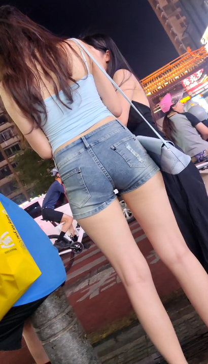 【视频】抓拍出尘脱俗的新潮热裤长腿女孩[PI-2WVX]