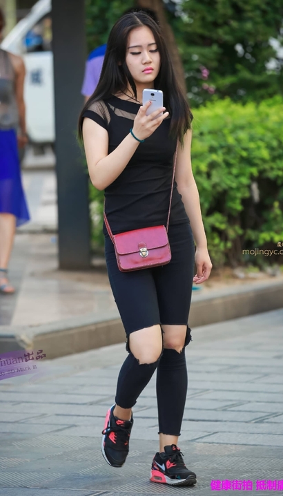 一位如花似玉的潮流牛仔裤长腿美女[TF-61K7]