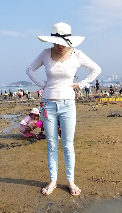 抓拍美丽大方的性感牛仔裤紧臀小姐姐[UD-U158]