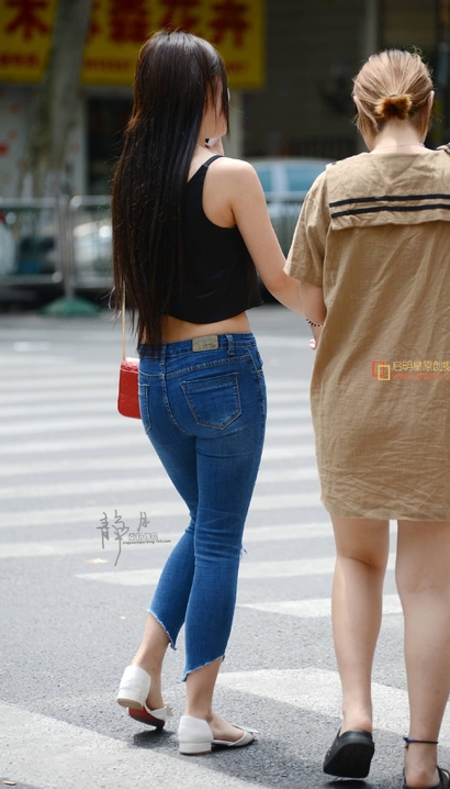 街拍身姿优雅的时髦紧身牛仔裤紧臀美女[II-V8CY]