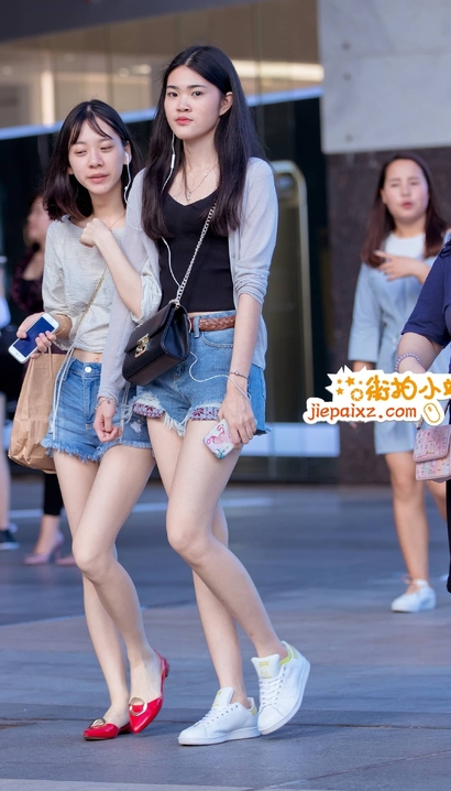 偶遇袅袅婷婷的新潮热裤宽臀美眉[DY-4MHF]