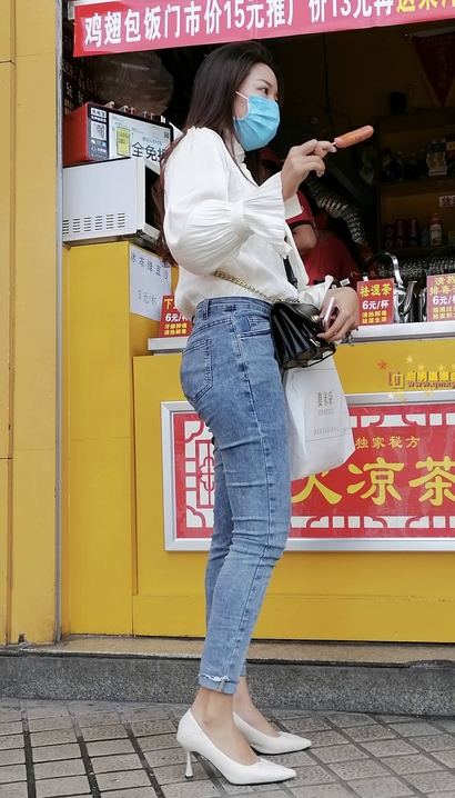 偶遇艳若桃李的时髦紧身牛仔裤大长腿美女[JL-7C3R]