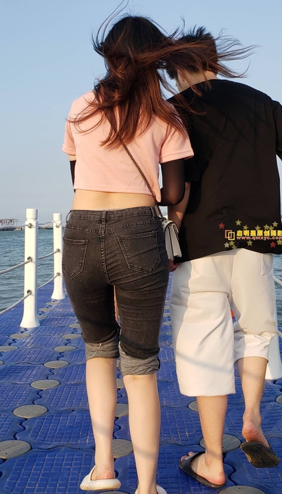 偶遇气质极佳的风尚紧身牛仔裤美腿女神[GX-693Y]