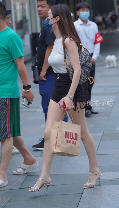 街拍秀丽端庄的前卫热裤丰臀靓女[FI-40QZ]