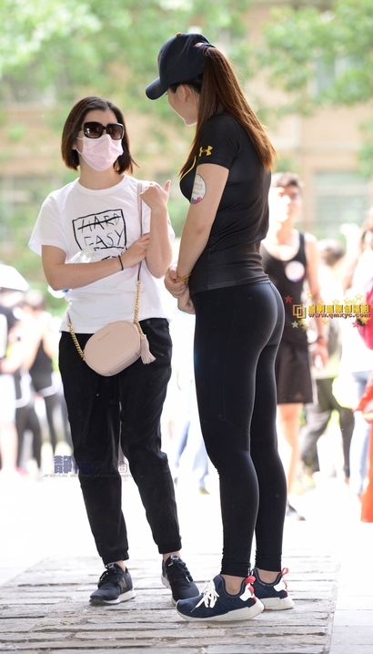抓拍袅袅婷婷的小清新紧身裤美臀靓女[JX-YV83]