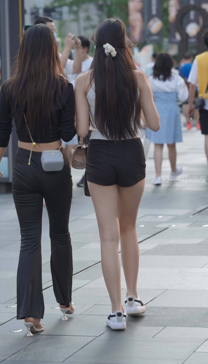 街拍身姿曼妙的新潮热裤圆臀女孩[AH-R2F7]