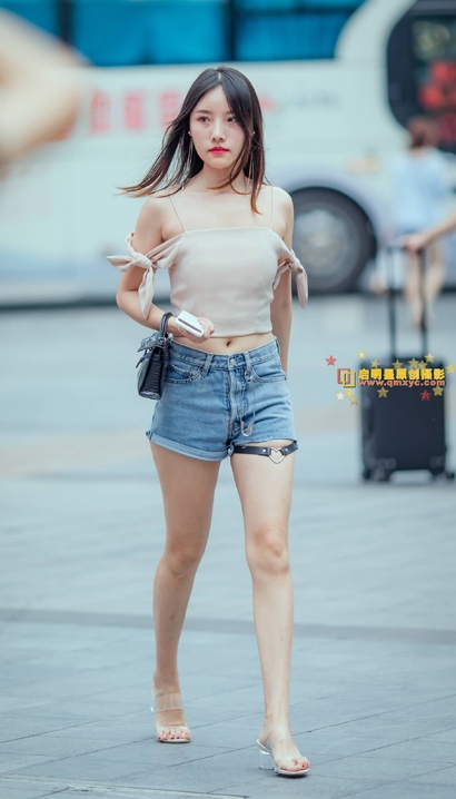 一个仙姿玉色的时尚热裤翘臀御姐[AX-G03I]