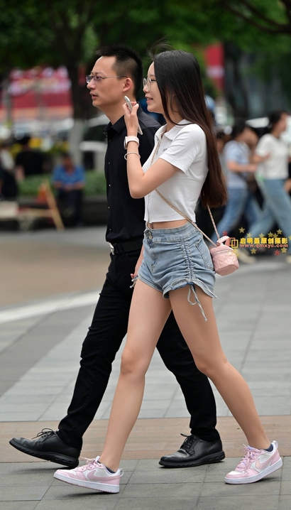 偶遇桃腮杏脸的新潮热裤圆臀辣妹[IW-C2BJ]