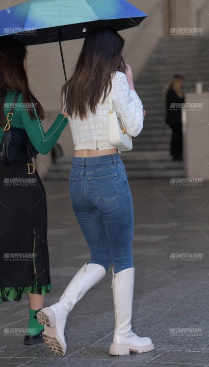 街拍粉妆玉琢的小清新牛仔裤圆臀女生[EV-242B]
