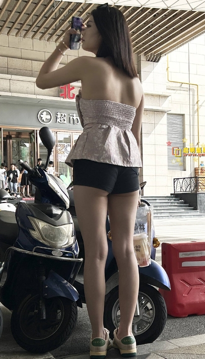 抓拍温婉可人的风尚热裤翘臀小姐姐[TV-AN16]