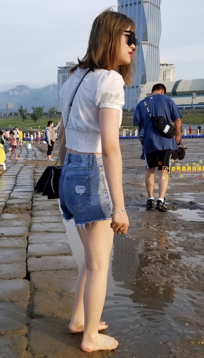 一个大家闺秀的新潮热裤翘臀小姐姐[CK-MVMJ]