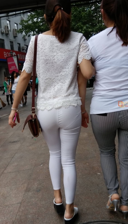 一位秀外慧中的小清新紧身裤宽臀美女[VP-42KJ]