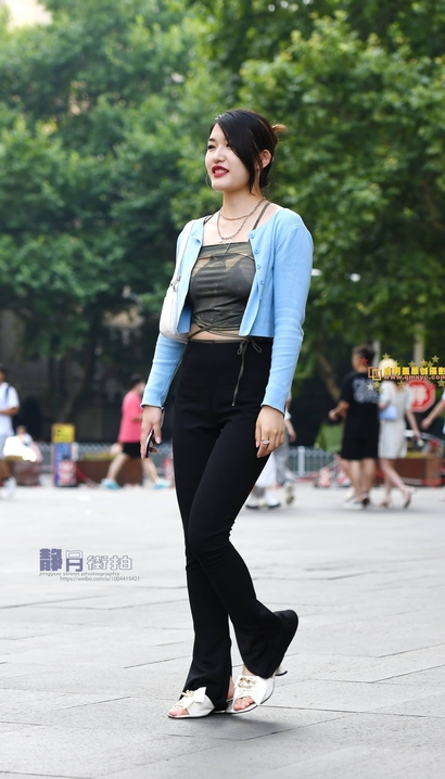 街拍翩若惊鸿的性感紧身裤大长腿美眉[NX-GNTB]