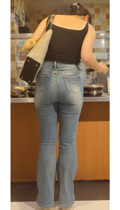 一个袅袅婷婷的前卫紧身牛仔裤紧臀女生[MA-XB02]