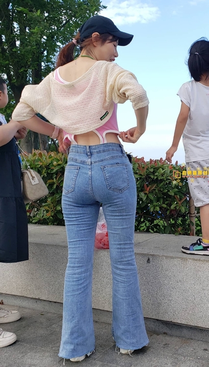 一位婀娜多姿的气质牛仔裤丰臀女神[OU-82Y2]