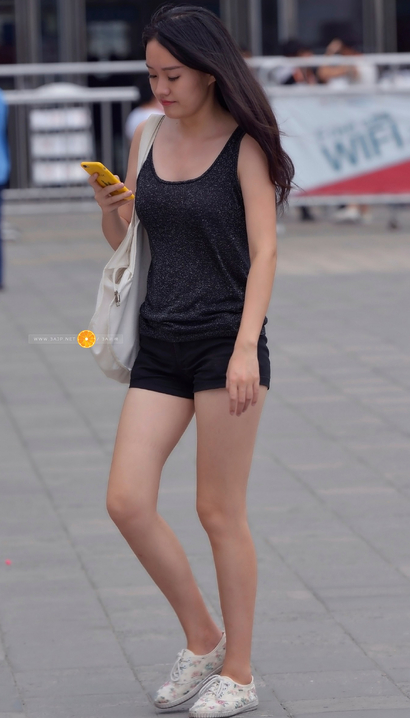 偶遇艳冠群芳的时尚热裤大长腿美女[CQ-H76W]