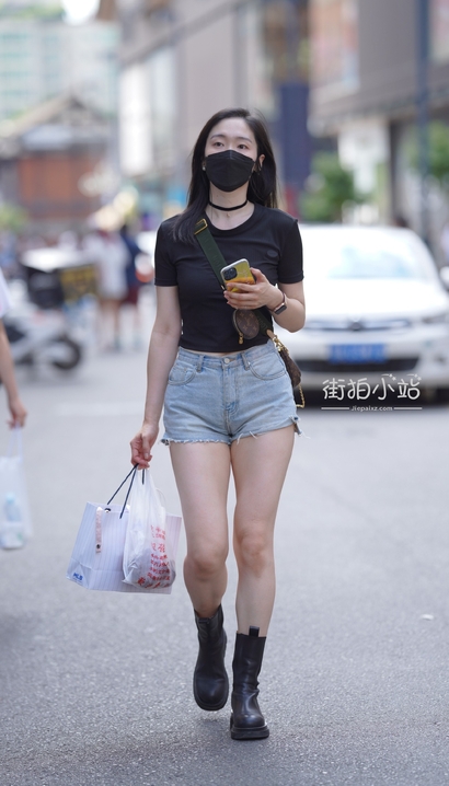 抓拍俏丽多姿的气质热裤美腿美眉[OA-37KP]