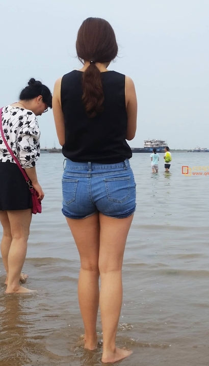 一个亭亭玉立的气质热裤美腿女生[IO-2K0C]