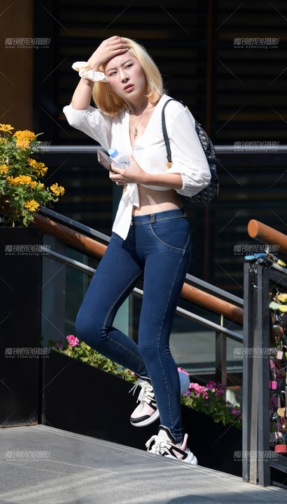 一个语笑嫣然的风尚紧身裤大长腿小姐姐[NT-611K]