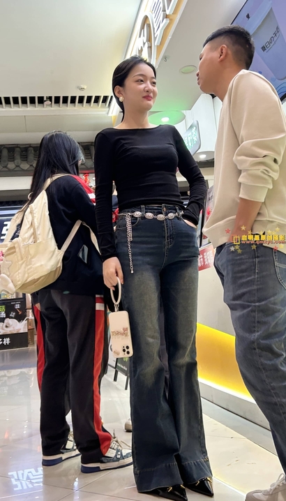 偶遇柳娇花媚的新潮紧身牛仔裤丰臀女生[JR-L6A6]