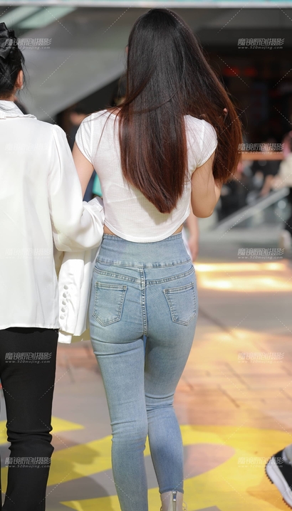 抓拍气质极佳的新潮紧身牛仔裤美腿辣妹[RD-L156]
