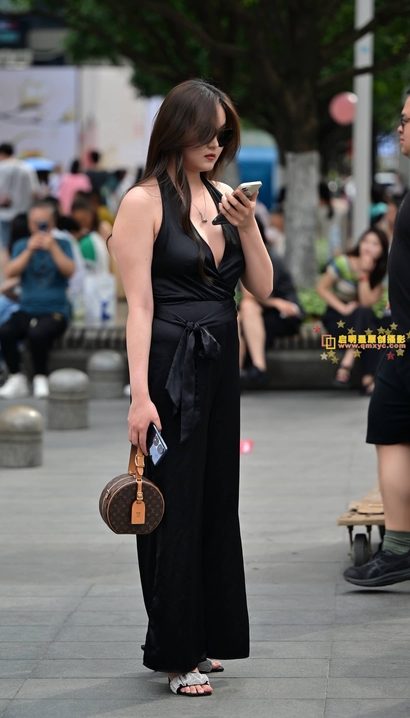 一位闭月羞花的时尚雅致着装圆臀靓女[LM-H74P]
