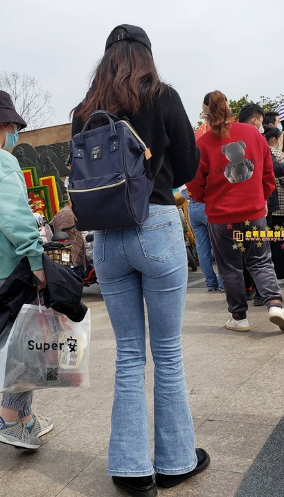 一个仪态万千的新潮紧身牛仔裤美臀美女[SP-1569]