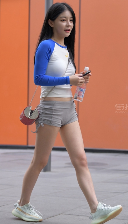 街拍出尘脱俗的风尚热裤大长腿辣妹[IC-2VW5]