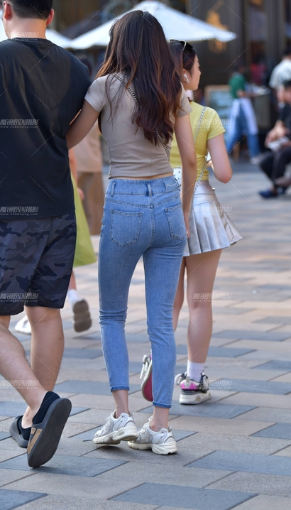 抓拍玉质天成的性感牛仔裤圆臀美女[SQ-HXZW]