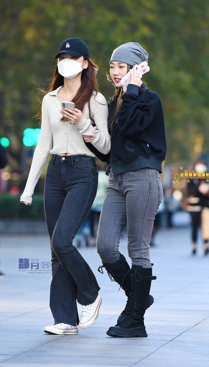 一个身段迷人的新潮紧身牛仔裤美腿女神[WA-8986]