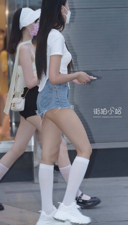 抓拍美目盼兮的风尚热裤长腿美女[JX-UQ7N]